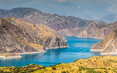 Thành phố Nurek Tajikistan bên hồ nước xanh giữa núi non