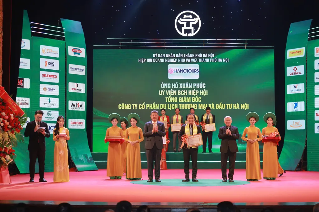 TGD-Ho-Xuan-Phuc-nhan-bang-khen-UBND-TP-Ha-Noi-2024 TGD-Ho-Xuan-Phuc-nhan-bang-khen-UBND-TP-Ha-Noi-2024