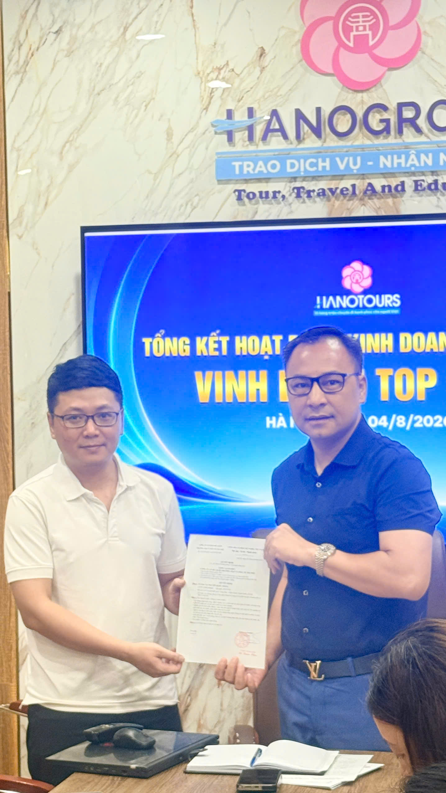 TGĐ Hồ Xuân Phúc trao quyết định bổ nhiệm Mr Nguyễn Quốc Thắng đảm nhiệm vị trí Trưởng phòng Công nghệ thông tin