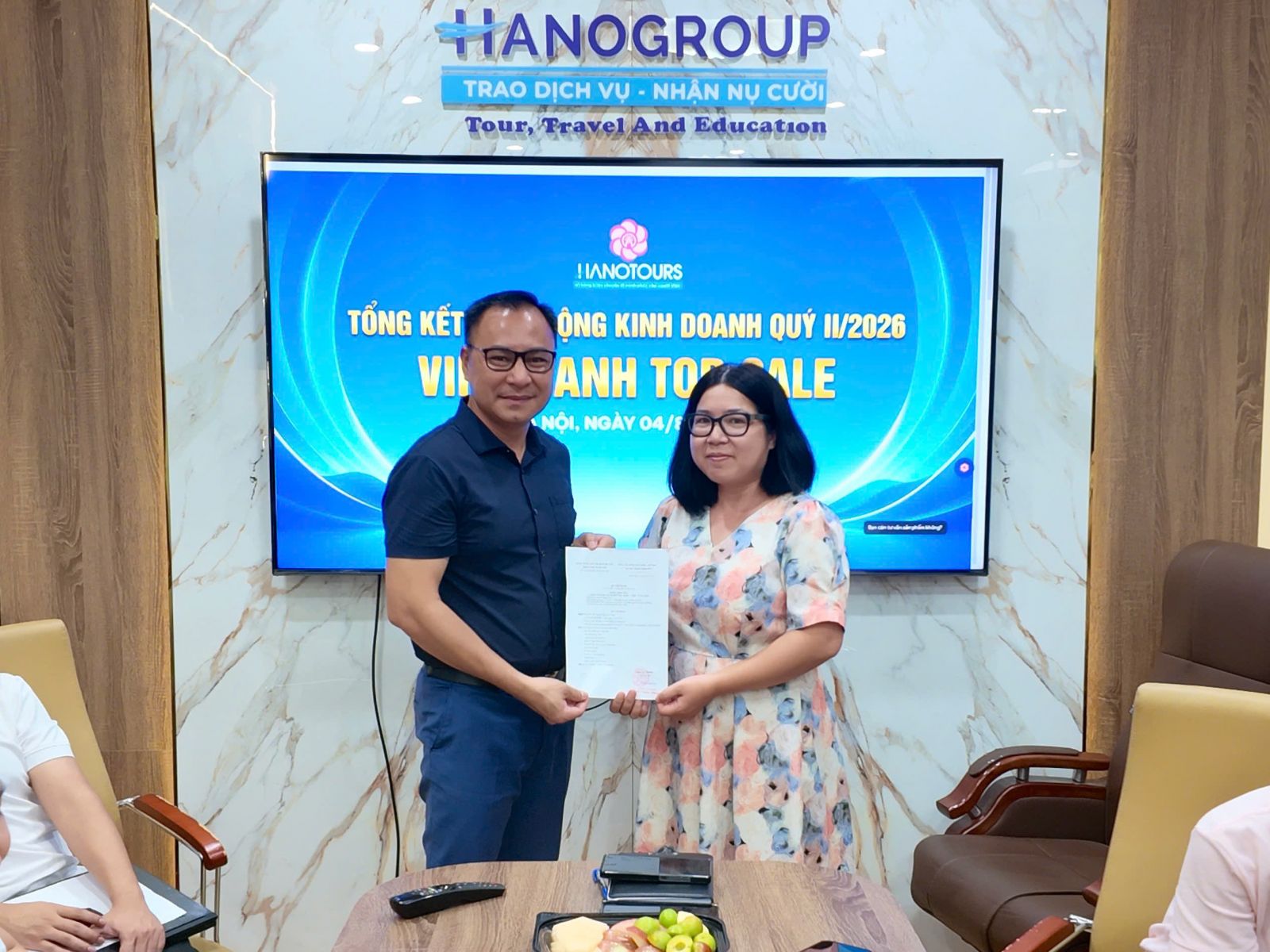 TGĐ Hồ Xuân Phúc trao quyết định bổ nhiệm bà Nguyễn Thị Thùy Dung đảm nhiệm vị trí Trưởng phòng Marketing và chăm sóc khách hàng.
