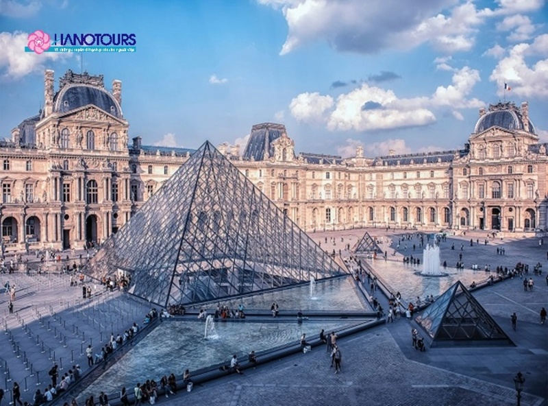 Tại Louvre, du khách có cơ hội thưởng ngoạn các tác phẩm nghệ thuật đỉnh cao từ nhiều thời kỳ lịch sử