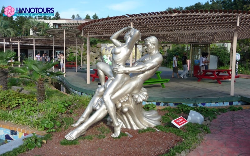 Thành lập vào năm 2004, công viên tình yêu Hàn Quốc từng gây nhiều tranh cãi
