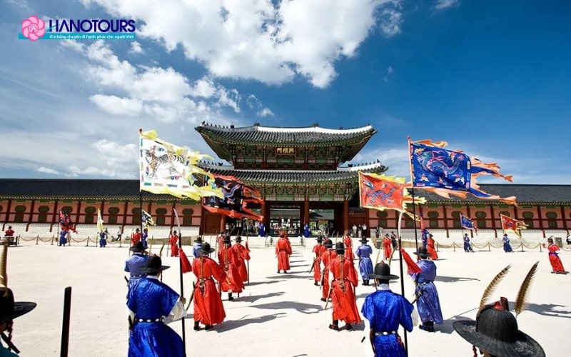 Hoạt động đổi gác tại cổng chính của cung Gyeongbokgung