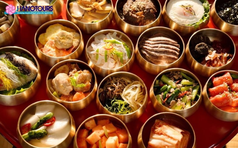 Bàn ăn tái hiện lại 12 món được phục vụ trong các bữa ăn hằng ngày của vua chúa Hàn Quốc