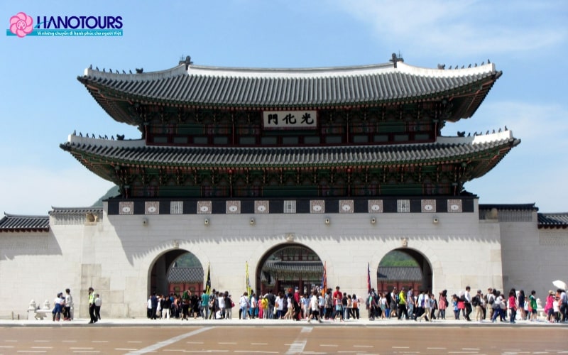 Cổng Gwanghwamun là cổng chính của cung điện Gyeongbokgung