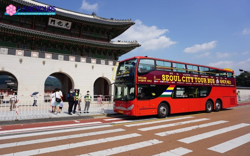 Xe buýt Hop-On Hop-Off với 15 điểm dừng, trong đó có cung điện Gyeongbokgung