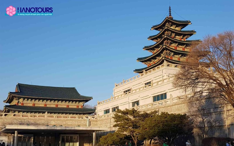 Tháp canh Dongsibjagak nằm ở hướng Đông Nam cung điện Gyeongbokgung