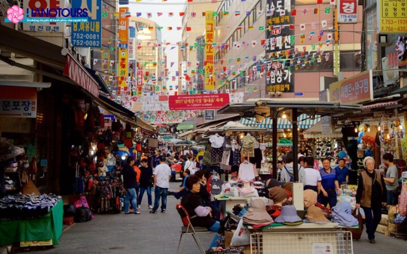 Namdaemun Seoul bán đa dạng các sản phẩm với mức giá rẻ hơn khu vực khác