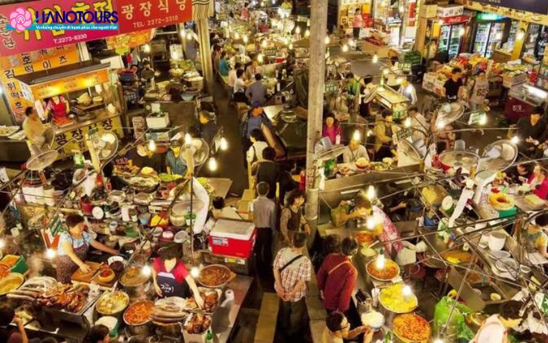 Chợ Gwangjang nổi tiếng với các món ăn truyền thống Hàn Quốc