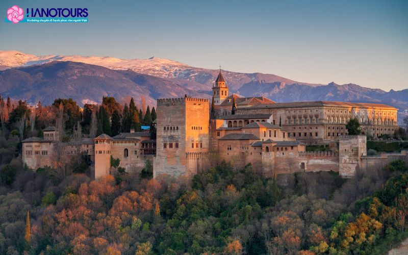 Lâu đài Alhambra được xem là một biểu tượng của nền văn minh hồi giáo