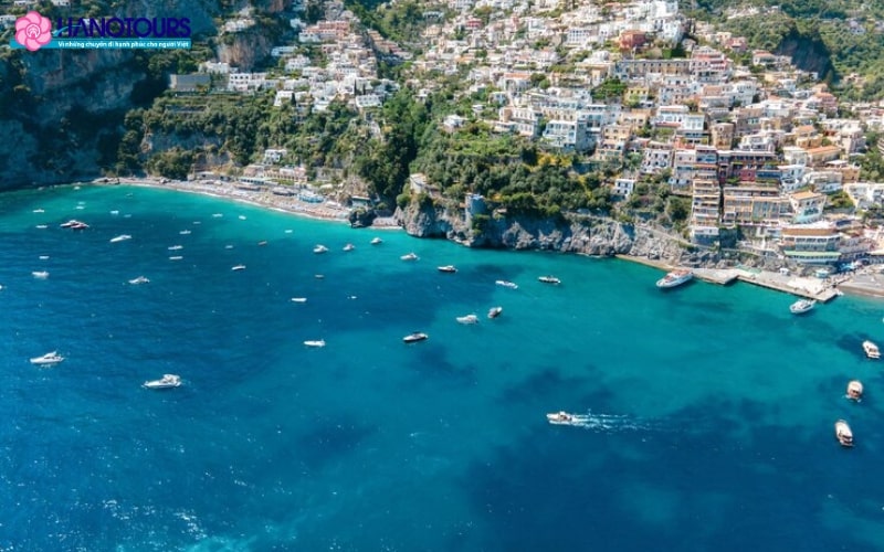 Bờ biển Amalfi với nước xanh ngắt, khung cảnh thơ mộng 