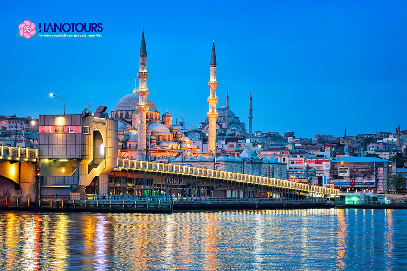 Du khách chiêm ngưỡng cả kiến trúc cổ châu Âu, kiến trúc Hồi giáo tại Istanbul