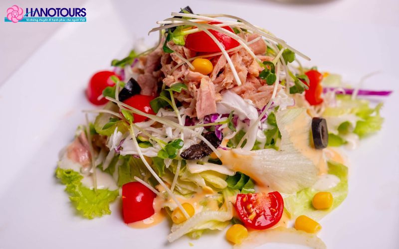 Salad cá ngừ là một món ăn phương tây với hương vị mới lạ, cách thức thực hiện cũng cực kỳ dễ dàng
