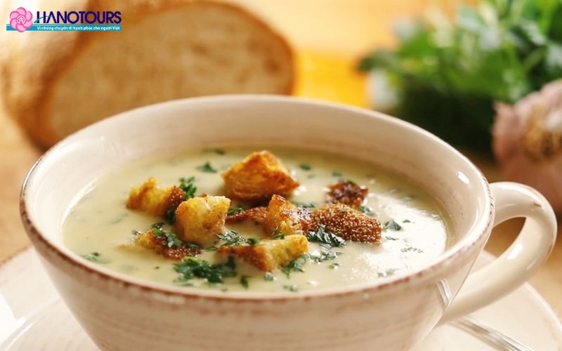 Món súp tỏi nồng ấm cực kỳ phù hợp vào những ngày có tiết trời lạnh giá như châu Âu