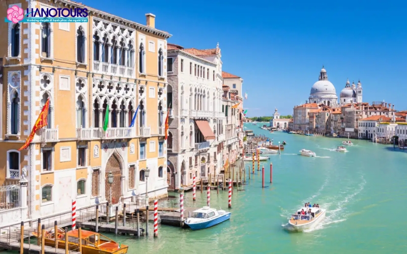Du khách nên trải nghiệm đi thuyền gondola khi đến Venice