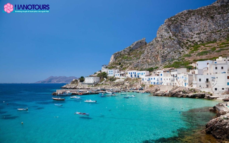 Du khách tới đảo Sicily được đắm chìm vào làn nước trong xanh