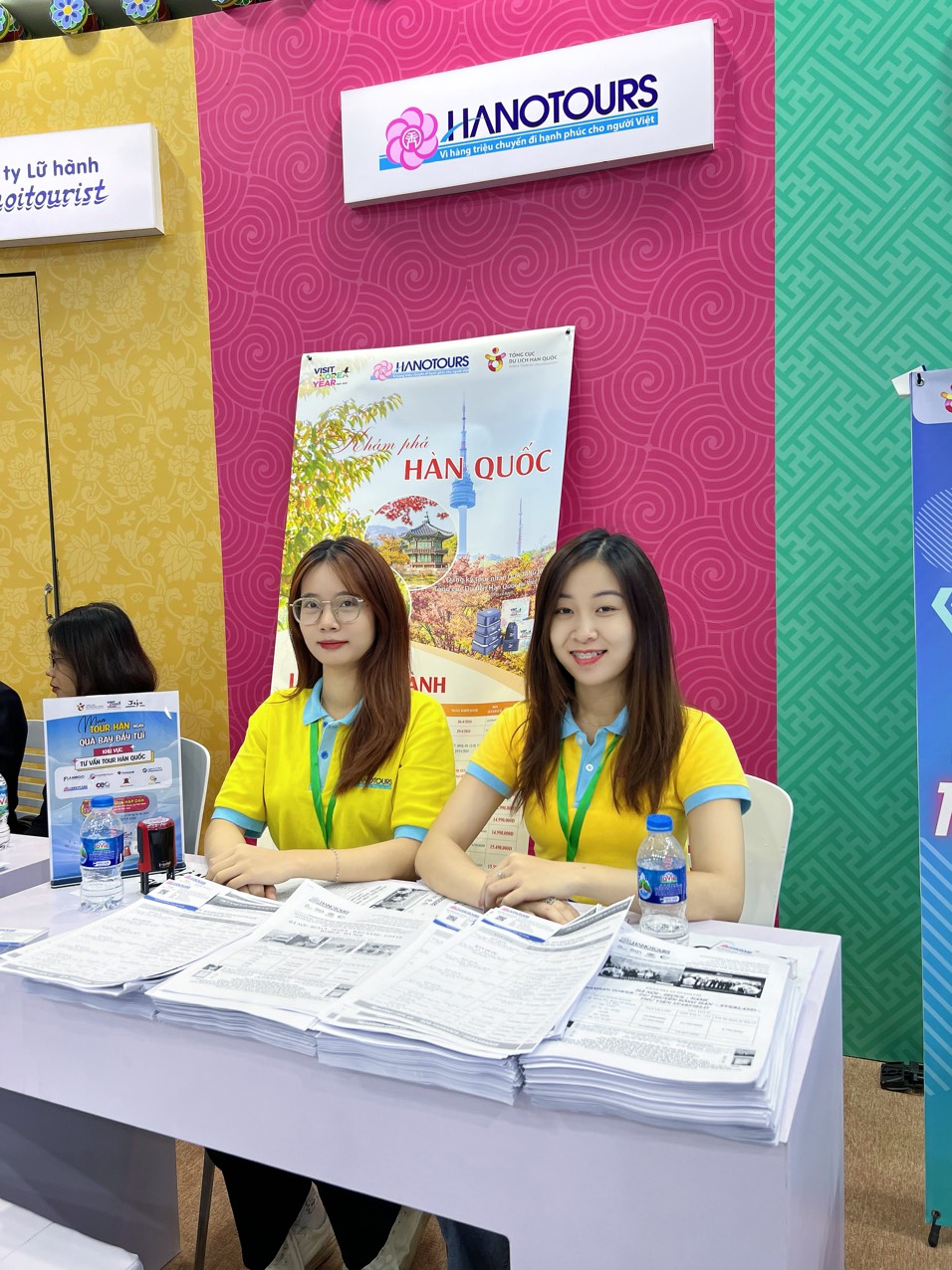 Hanotours hân hạnh phục vụ khách hàng mua tour Hàn Quốc tại gian hàng của KTO