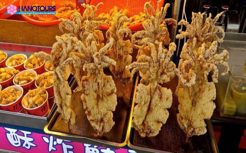 Mực chiên Ojingeo Twigim rất được ưa chuộng tại ẩm thực đường phố Hàn Quốc