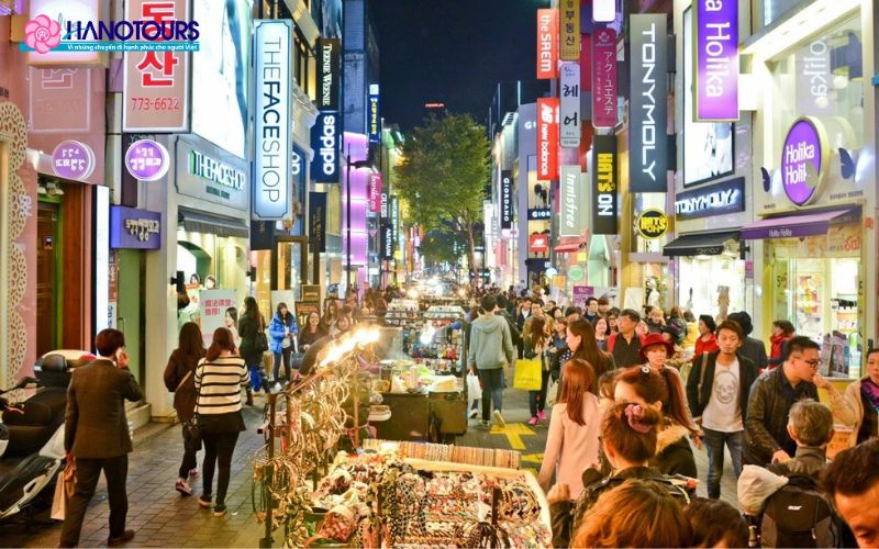 Phố Myeongdong thu hút đông đảo người dân và du khách