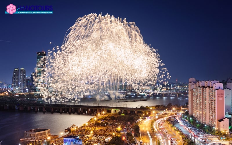 Lễ hội pháo hoa quốc tế Seoul  thu hút hàng triệu du khách đến xem mỗi năm