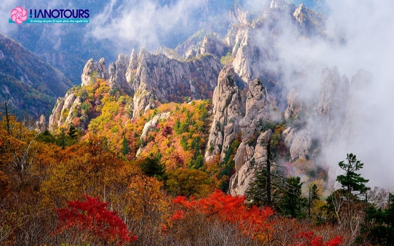 Cảnh sắc thiên nhiên rực rỡ của núi Seoraksan vào tháng 10