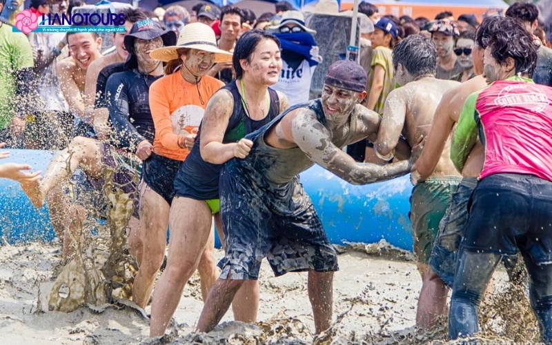 Lễ hội Boryeong với niềm tin vào lợi ích của việc tắm bùn cho sức khỏe và làn da