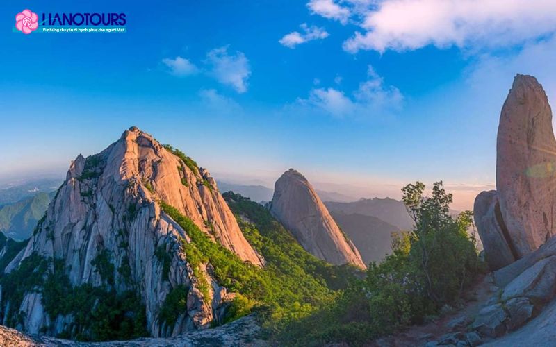 Vườn quốc gia Bukhansan đã chinh phục biết bao du khách bởi những ngọn núi hùng vĩ và các con đường quanh co, uốn lượn 