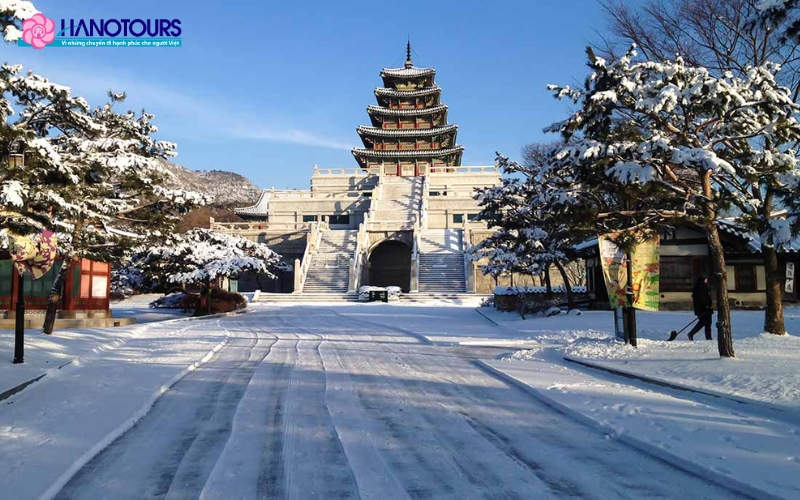 Vào mùa đông, khi tuyết bao cung điện bởi một màu trắng xóa, khiến cung điện Gyeongbokgung trở nên lãng mạn và tráng lệ