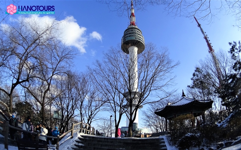 Tháp Namsan tựa như một biểu tượng của thành phố Seoul