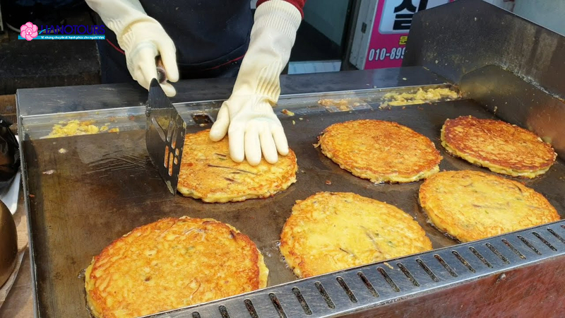Bánh kếp Jeon được làm từ những lớp bánh mỏng chứa các loại nhân