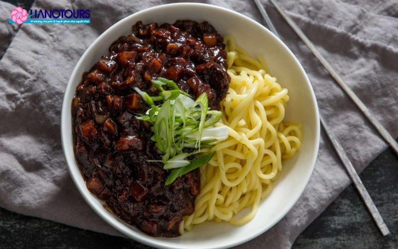 Mì tương đen là món ăn đơn giản nhưng gắn bó chặt chẽ với con người Hàn Quốc