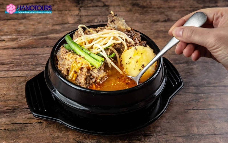Canh khoai tây hầm Gamjatang là món ăn nổi tiếng với cách thức chế biến độc đáo cùng hương vị đậm đà