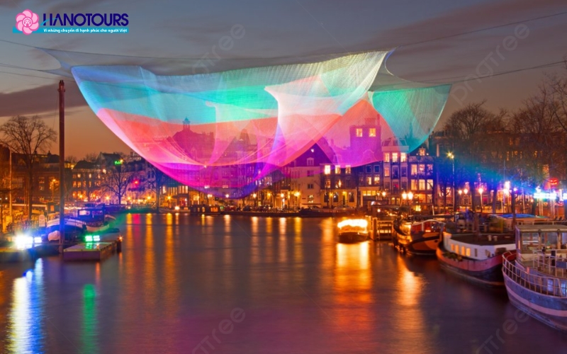 Lễ hội ánh sáng ở Amsterdam tạo ra những tác phẩm nghệ thuật độc đáo trên các con kênh