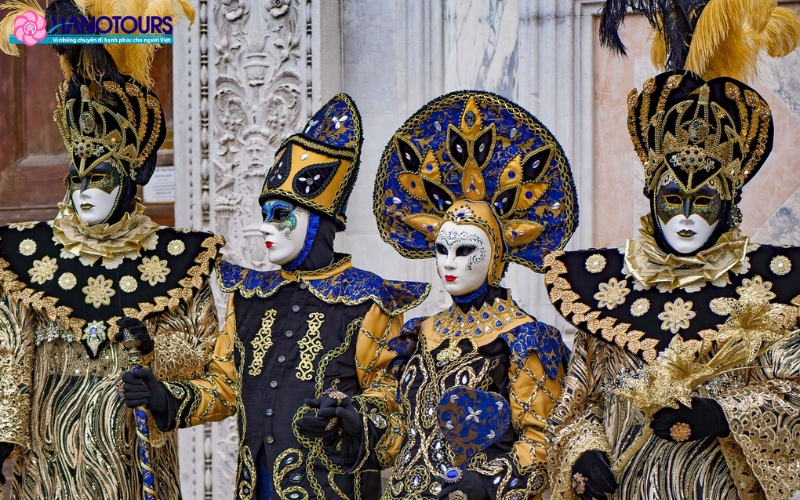 Trong lễ hội Carnival mọi người mặc những bộ trang phục lộng lẫy và đeo mặt nạ