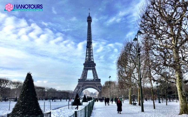 Paris vào tháng 2 ngập trong tuyết trắng