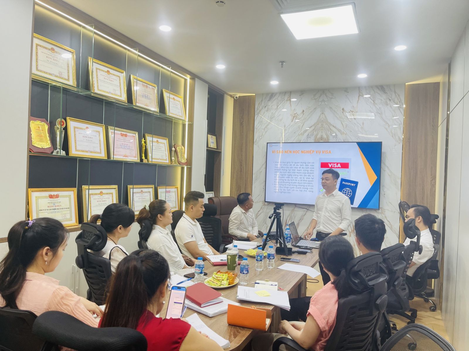 Ông Dương Hồng Tuấn - GĐ Học viện Hano Academy giới thiệu tổng quan về visa thực chiến