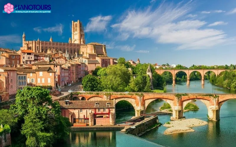 Thành phố Toulouse mang một vẻ cổ kính, nằm sâu ở phía nam của nước Pháp