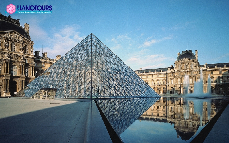 Bảo tàng Louvre sưu tập đa dạng từ những tác phẩm nghệ thuật đình đám đến các hiện vật khảo cổ