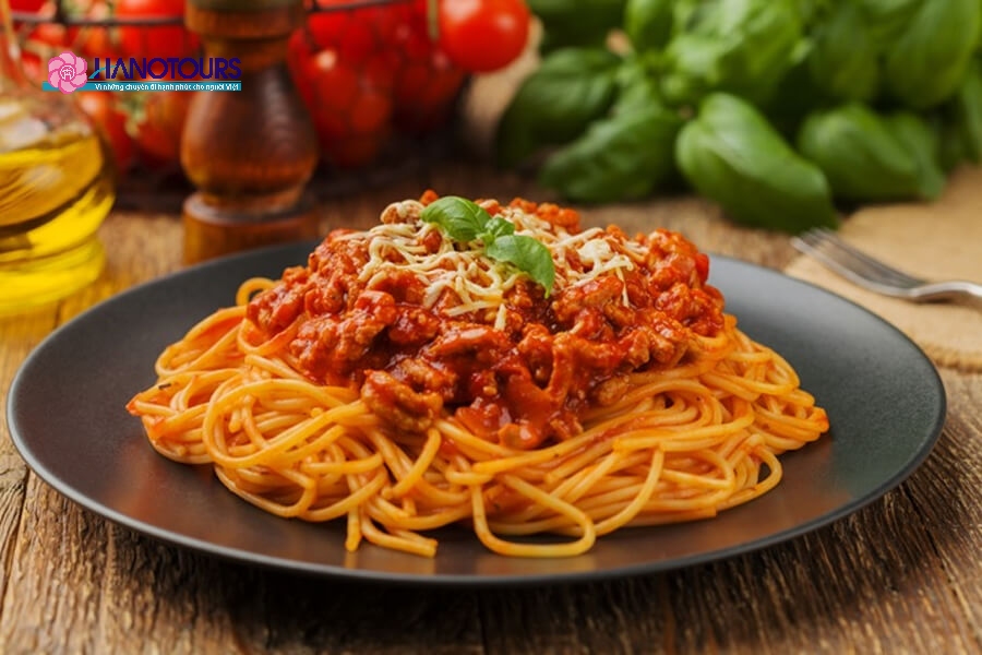 Mì Spaghetti thơm ngon với sợi mì dai, nước sốt cà chua cùng thịt bằm