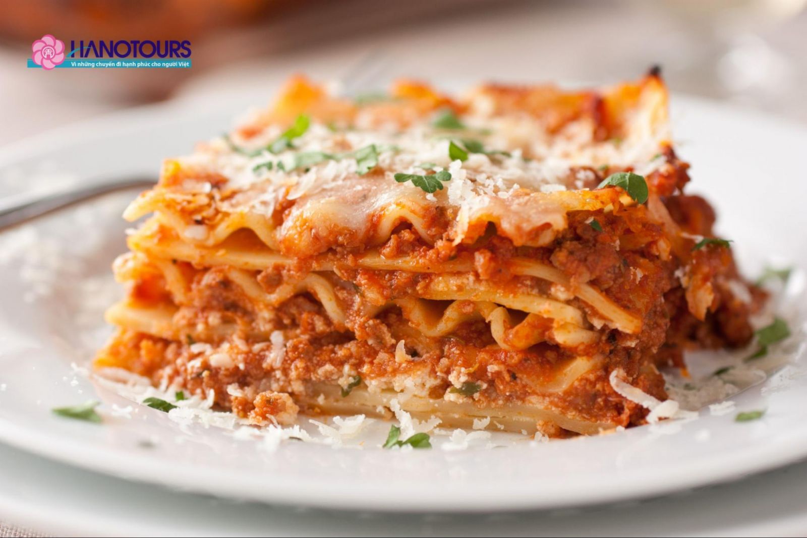 Lasagna hay còn được gọi là Lasagne, là một món ăn truyền thống từ Naples