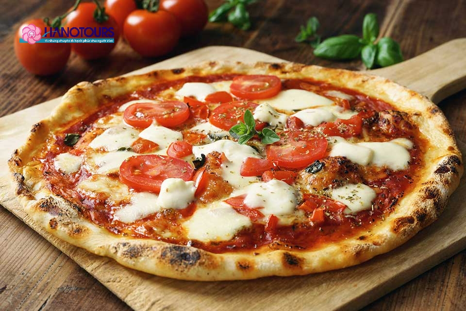 Pizza là một món ăn phổ biến và mang biểu tượng của ẩm thực Ý