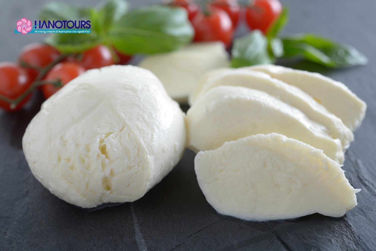 Mozzarella là pho mát truyền thống của Ý, thành phần chính trong nhiều món ăn