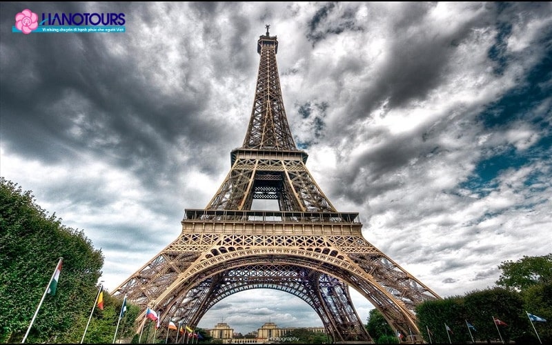 Tháp Eiffel - nét đẹp trong du lịch Pháp