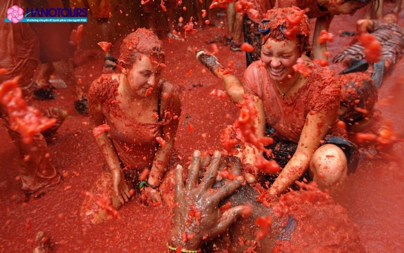 La Tomatina hay lễ hội cà chua là lễ hội ném hoa quả lớn nhất Châu Âu