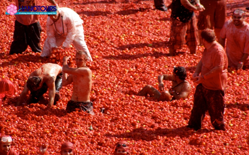 Lễ hội ném cà chua được diễn ra cuối tháng 8