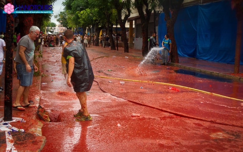 Đội cứu hoả luôn sẵn sàng vệ sinh đường phố ngay khi lễ hội kết thúc