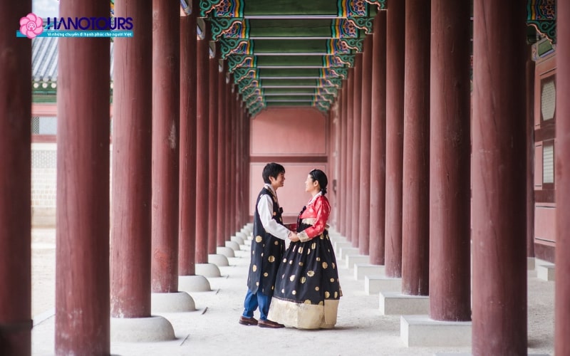 Khách có thể tham gia Trải nghiệm Hanbok, mặc trang phục truyền thống và chụp ảnh