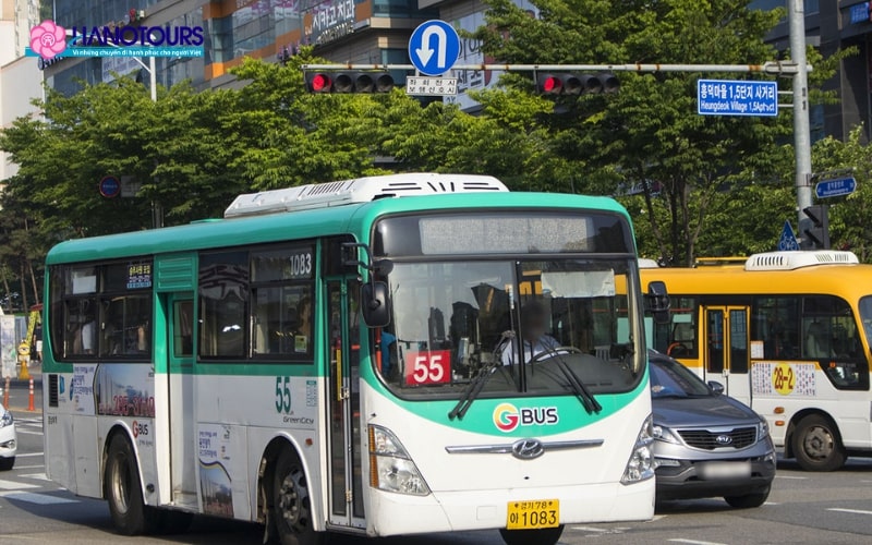 Xe buýt là một thương tiện công cộng bạn có thể sử dụng để di chuyển lên tháp Namsan
