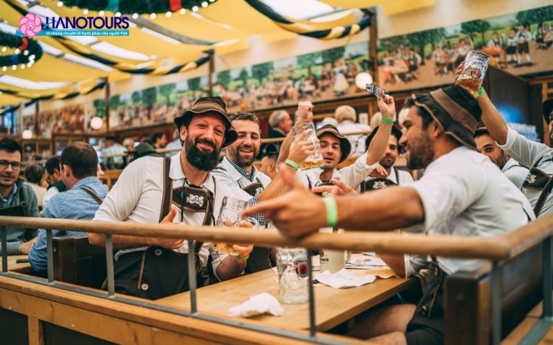Lễ hội bia Oktoberfest là dịp gặp gỡ và kết nối với nhiều người từ mọi nơi trên thế giới