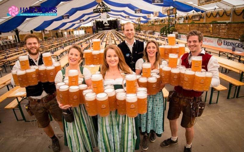 Nghi thức mở nắp bia đánh dấu khai mạc lễ hội Bia của Đức